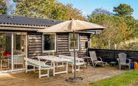 Linnea - 1Km from the Sea: Hout, Veranda, Verblijf, Dak, Huis, Siding, Dek, Garden Gebouwen, Buitenmeubels, Schaduw