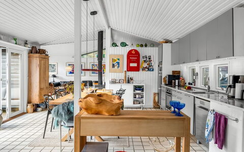 Linnea - 1Km from the Sea: Flooring, Keuken, Interieur Ontwerp, Verdieping, Meubilair, Plafond, Countertop, Kamer, Stoel, Cabinetry