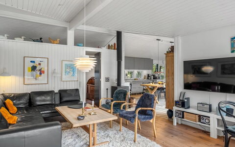 Linnea - 1Km from the Sea: Interieur Ontwerp, Meubilair, Bankstel, Hout, Plafond, Flooring, Woonkamer, Verdieping, Huis, Verlichting