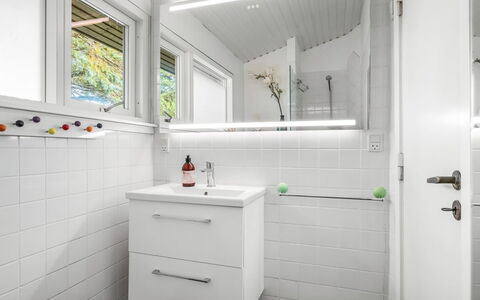 Linnea - 1Km from the Sea: Muur, Flooring, Interieur Ontwerp, Loodgieterswerkinrichting, Verdieping, Plafond, Badkamer, Loodgieter, Wastafel, Tegel