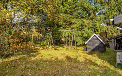Linnea - 1Km from the Sea: Gras, Boom, Blad, Afdeling, Hout, Land Lot, Landelijk Gebied, Trunk, Takje, Gazon