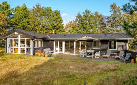 Linnea - 1Km from the Sea: Huis, Huis, Dak, Verblijf, Struik, Land Lot, Landgoed, Siding, Veranda, Boerderij