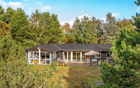 Linnea - 1Km from the Sea: Struik, Huis, Huis, Verblijf, Dak, Landgoed, Boerderij, Tuin, Garden Gebouwen, Landscaping