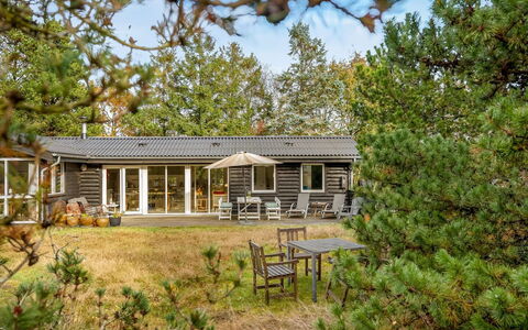 Linnea - 1Km from the Sea: Huis, Huis, Verblijf, Struik, Dak, Siding, Landgoed, Boerderij, Garden Gebouwen, Tuin