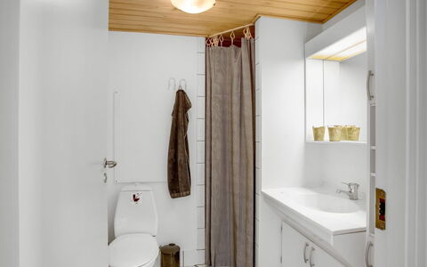 Jano - 100M from the Sea: Muur, Flooring, Loodgieterswerkinrichting, Verdieping, Hout, Interieur Ontwerp, Plafond, Badkamer, Wastafel, Wastafel In De Badkamer