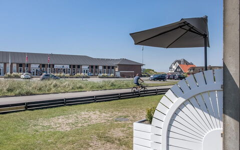 Jano - 100M from the Sea: Lucht, Openbare Ruimte, Dak, Land Lot, Plain, Pool, Schaduw, Oprit, Siding, Gang