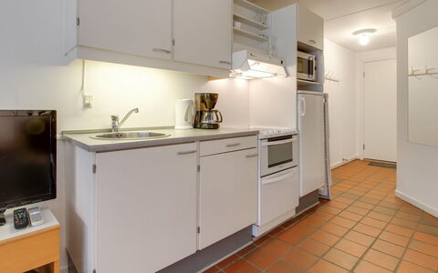 Halina - 100M from the Sea: Keuken, Toestel Van De Keuken, Countertop, Major Appliance, Interieur Ontwerp, Flooring, Verdieping, Wastafel, Meubilair, Kamer