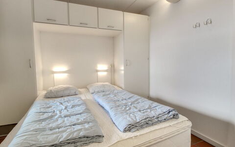 Halina - 100M from the Sea: Interieur Ontwerp, Verdieping, Flooring, Slaapkamer, Bed, Meubilair, Plafond, Kamer, Laken, Bedding