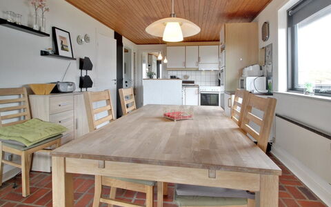 Sophine - 50M from the Sea: Meubilair, Interieur Ontwerp, Flooring, Verdieping, Hout, Tafel, Keuken En Eettafel, Plafond, Stoel, Eetkamer