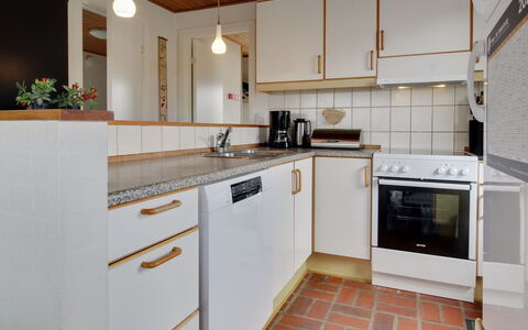 Sophine - 50M from the Sea: Keuken, Countertop, Flooring, Toestel Van De Keuken, Interieur Ontwerp, Cabinetry, Major Appliance, Hout, Verdieping, Plafond