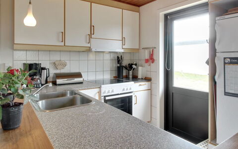 Sophine - 50M from the Sea: Keuken, Countertop, Hout, Flooring, Interieur Ontwerp, Gootsteen, Cabinetry, Toestel Van De Keuken, Verdieping, Loodgieterswerkinrichting
