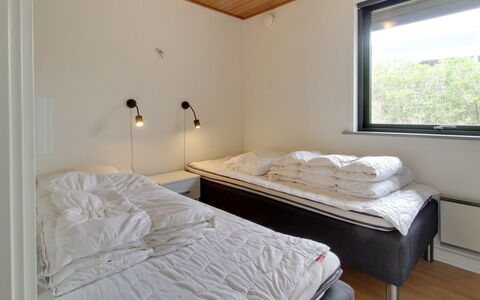Sophine - 50M from the Sea: Bed, Slaapkamer, Muur, Interieur Ontwerp, Hout, Verdieping, Flooring, Plafond, Laken, Bedding