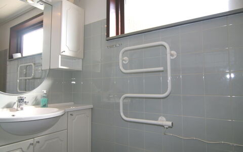 Sophine - 50M from the Sea: Muur, Loodgieterswerkinrichting, Flooring, Badkamer, Interieur Ontwerp, Verdieping, Loodgieter, Kraan, Wastafel In De Badkamer, Wastafel