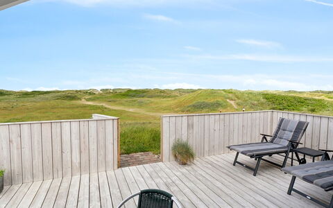 Betti - 300M from the Sea: Gras, Huis, Dak, Huis, Verblijf, Struik, Land Lot, Landelijk Gebied, Boerderij, Groundcover