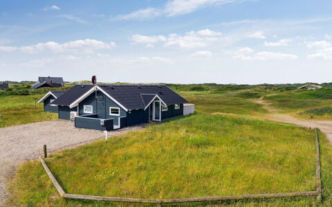 Betti - 300M from the Sea: Gras, Huis, Dak, Huis, Verblijf, Struik, Land Lot, Landelijk Gebied, Boerderij, Groundcover