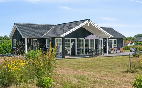 Annerose - 550M from the Sea: Appartement, Schaduw, Balkon, Stoel, Hek, Buitenmeubels, Aluminium, Kunstgras