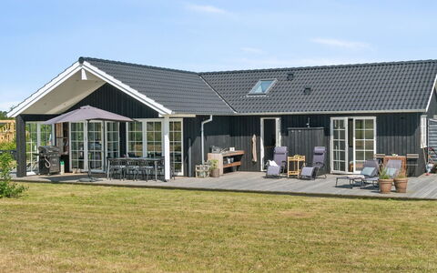 Annerose - 550M from the Sea: Appartement, Schaduw, Balkon, Stoel, Hek, Buitenmeubels, Aluminium, Kunstgras
