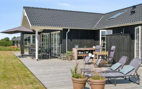 Annerose - 550M from the Sea: Appartement, Schaduw, Balkon, Stoel, Hek, Buitenmeubels, Aluminium, Kunstgras