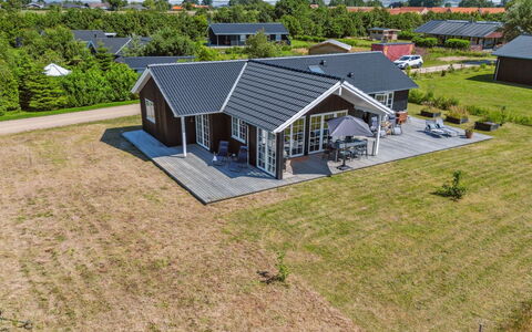 Annerose - 550M from the Sea: Appartement, Schaduw, Balkon, Stoel, Hek, Buitenmeubels, Aluminium, Kunstgras