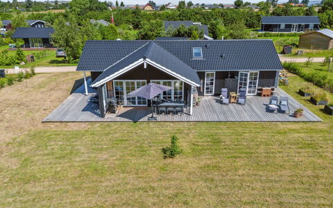 Annerose - 550M from the Sea: Appartement, Schaduw, Balkon, Stoel, Hek, Buitenmeubels, Aluminium, Kunstgras