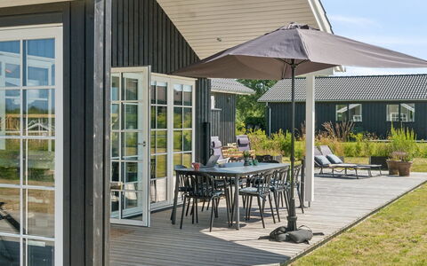 Annerose - 550M from the Sea: Appartement, Schaduw, Balkon, Stoel, Hek, Buitenmeubels, Aluminium, Kunstgras