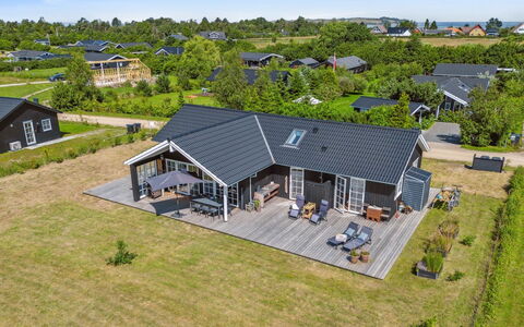 Annerose - 550M from the Sea: Appartement, Schaduw, Balkon, Stoel, Hek, Buitenmeubels, Aluminium, Kunstgras