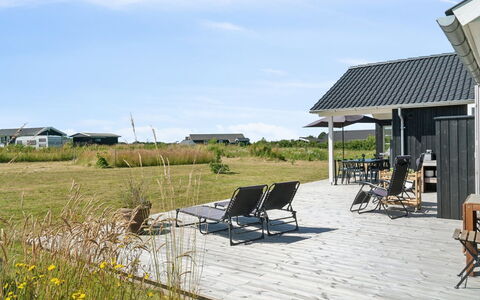 Annerose - 550M from the Sea: Appartement, Schaduw, Balkon, Stoel, Hek, Buitenmeubels, Aluminium, Kunstgras