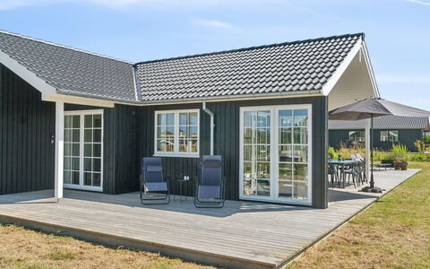 Annerose - 550M from the Sea: Appartement, Schaduw, Balkon, Stoel, Hek, Buitenmeubels, Aluminium, Kunstgras