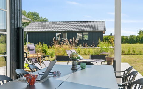 Annerose - 550M from the Sea: Appartement, Schaduw, Balkon, Stoel, Hek, Buitenmeubels, Aluminium, Kunstgras