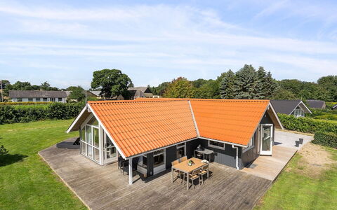 Aarne - 300M from the Sea: Verblijf, Huis, Huis, Dak, Veranda, Landgoed, Siding, Garden Gebouwen, Boerderij, Werf