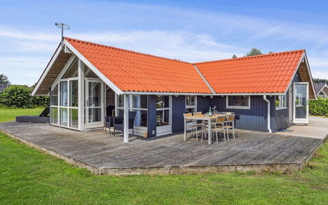 Aarne - 300M from the Sea: Verblijf, Huis, Huis, Dak, Veranda, Landgoed, Siding, Garden Gebouwen, Boerderij, Werf