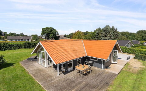 Aarne - 300M from the Sea: Verblijf, Huis, Huis, Dak, Veranda, Landgoed, Siding, Garden Gebouwen, Boerderij, Werf