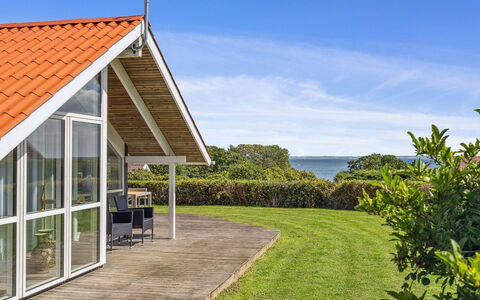Aarne - 300M from the Sea: Verblijf, Huis, Huis, Dak, Veranda, Landgoed, Siding, Garden Gebouwen, Boerderij, Werf
