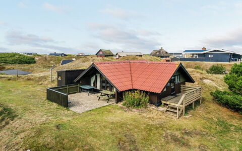 Delia - 300M from the Sea: Dak, Huis, Huis, Verblijf, Deur, Siding, Dek, Veranda, Plank, Hardwood