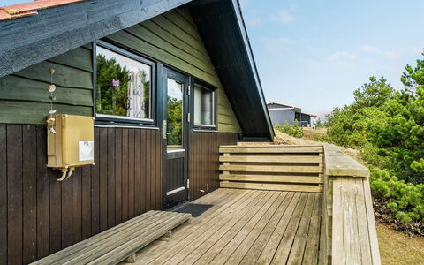 Delia - 300M from the Sea: Dak, Huis, Huis, Verblijf, Deur, Siding, Dek, Veranda, Plank, Hardwood
