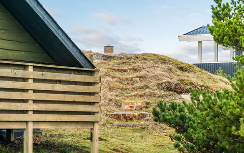 Delia - 300M from the Sea: Dak, Huis, Huis, Verblijf, Deur, Siding, Dek, Veranda, Plank, Hardwood