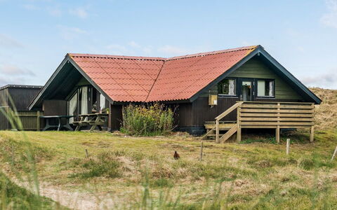 Delia - 300M from the Sea: Dak, Huis, Huis, Verblijf, Deur, Siding, Dek, Veranda, Plank, Hardwood
