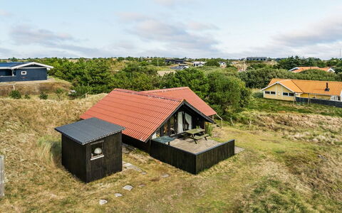 Delia - 300M from the Sea: Dak, Huis, Huis, Verblijf, Deur, Siding, Dek, Veranda, Plank, Hardwood