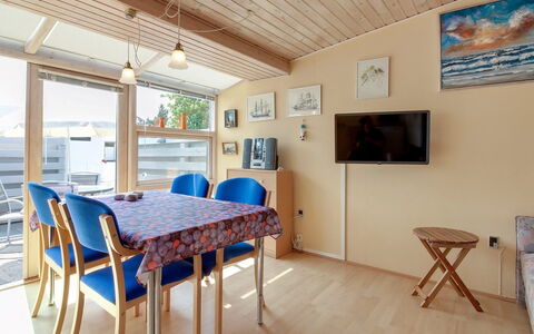 Genadij - 1Km from the Sea: Hout, Dak, Architectuur, Huis, Huis, Verblijf, Siding, Hardwood, Helling, Landgoed