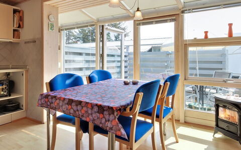 Genadij - 1Km from the Sea: Hout, Dak, Architectuur, Huis, Huis, Verblijf, Siding, Hardwood, Helling, Landgoed