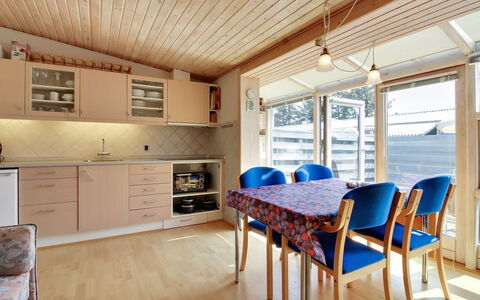Genadij - 1Km from the Sea: Hout, Dak, Architectuur, Huis, Huis, Verblijf, Siding, Hardwood, Helling, Landgoed