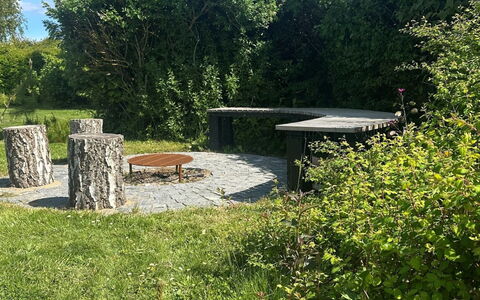 Stygge - 400M from the Sea: Gras, Meubilair, Struik, Tuin, Buitenmeubels, Openluchtbank, Land Lot, Buitentafel