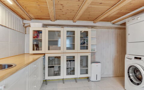 Amely - 500M from the Sea: Flooring, Hout, Verdieping, Interieur Ontwerp, Plafond, Major Appliance, Verlichting, Kamer, Keuken, Cabinetry