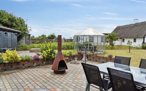 Amely - 500M from the Sea: Dak, Tuin, Meubilair, Land Lot, Wolk, Verblijf, Bloempot, Huis, Buitenmeubels