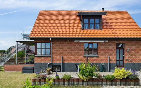 Amely - 500M from the Sea: Gebouw, Venster, Dak, Huis, Huis, Facade, Woongebied, Steen, Architectuur, Metselwerk