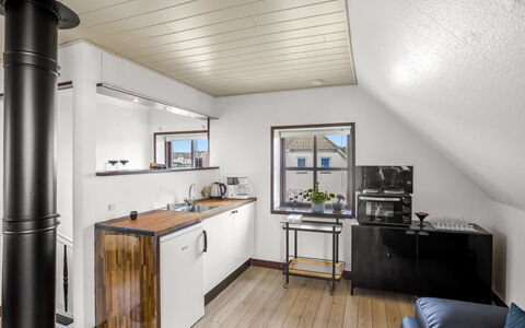 Amely - 500M from the Sea: Flooring, Interieur Ontwerp, Hout, Plafond, Verdieping, Meubilair, Kamer, Verlichting, Keuken, Houten Vloer