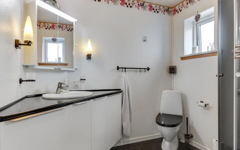 Amely - 500M from the Sea: Loodgieterswerkinrichting, Interieur Ontwerp, Badkamer, Wastafel, Flooring, Kraan, Plafond, Loodgieter, Wastafel In De Badkamer, Verdieping