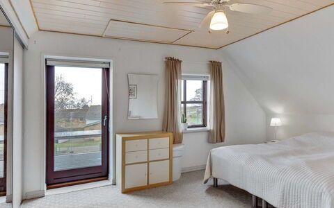 Amely - 500M from the Sea: Interieur Ontwerp, Flooring, Hout, Verdieping, Plafond, Meubilair, Slaapkamer, Bed, Kamer, Verlichting