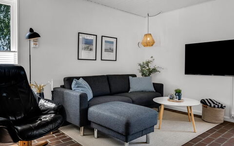 Barba - 2Km from the Sea: Meubilair, Bankstel, Interieur Ontwerp, Woonkamer, Flooring, Verdieping, Appartement, Verlichting, Kamer