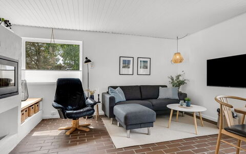 Barba - 2Km from the Sea: Meubilair, Interieur Ontwerp, Bankstel, Muur, Flooring, Woonkamer, Hout, Plafond, Verdieping, Verlichting
